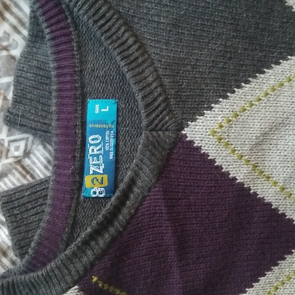 Arrow Argyle V-Neck Knitted Sweater by 82 Zero, Size Large - Picture 5 of 5